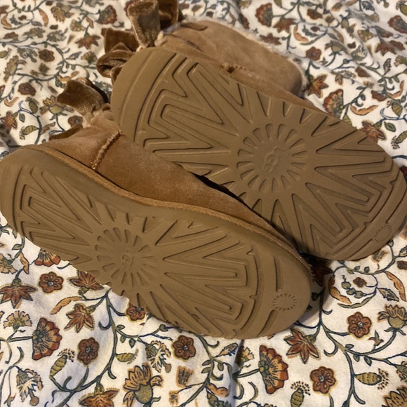 Uggs size 6 - Picture 3 of 4